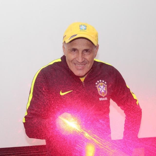 Suzanense Oscar de Oliveira, conhecido por ser o inventor do fute-tênis, promoveu um amistoso de futebol, na noite de terça-feira (12), para testar a 