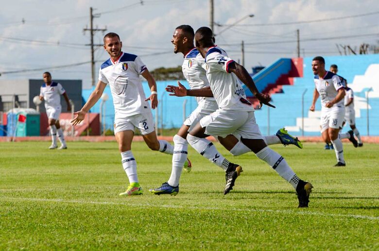 Momento de comemoração após o primeiro gol, marcado por Serafim