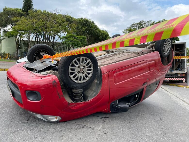 Um dos veículos capotou e interditou uma das pistas da Avenida Paulo Portela