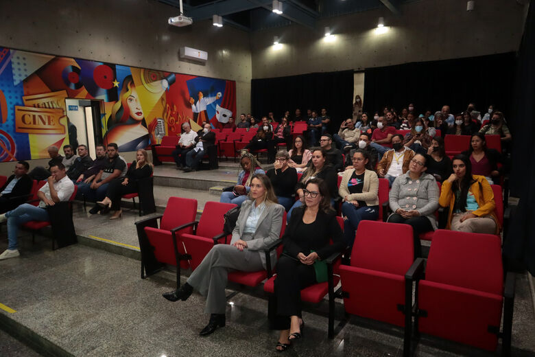 Avanços foram apresentados aos servidores em reunião sediada no Cineteatro Wilma Bentivegna, contando com a participação da secretária municipal de Administração, Cintia Renata Lira, e da diretora da empresa Sonner, Larissa Tavares, especializada em siste
