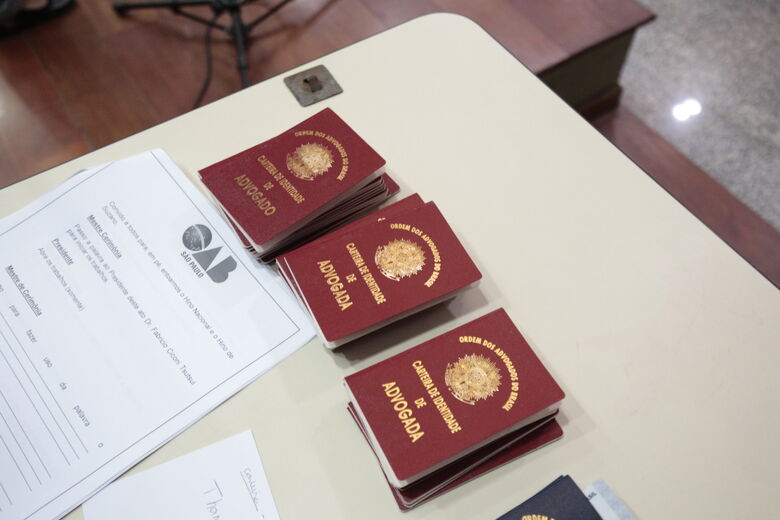 OAB Suzano realiza entrega de carteiras a novos advogados