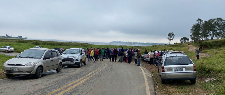 Moradores da Estrada das Varinhas e entorno organizaram na manhã desta quinta-feira (2) um protesto para pedir o alteamento da pista