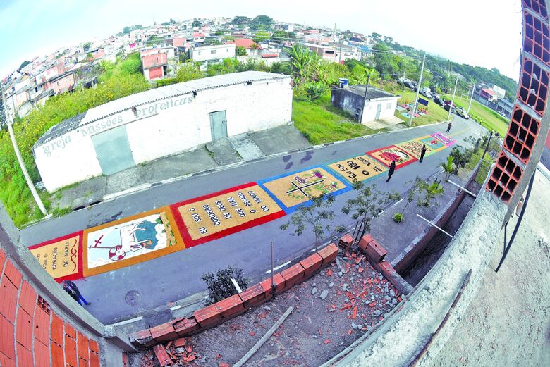 Tapetes voltaram a colorir as ruas das cidades da região no feriado