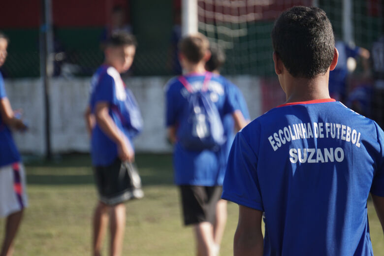 Alunos de escolinhas  de futebol em Suzano recebem uniformes