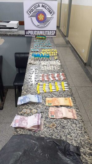 Foram encontradas diversas drogas e uma quantia em dinheiro