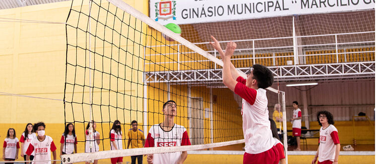 Aulas de vôlei ocorrem de forma gratuita em dois ginásios da cidade