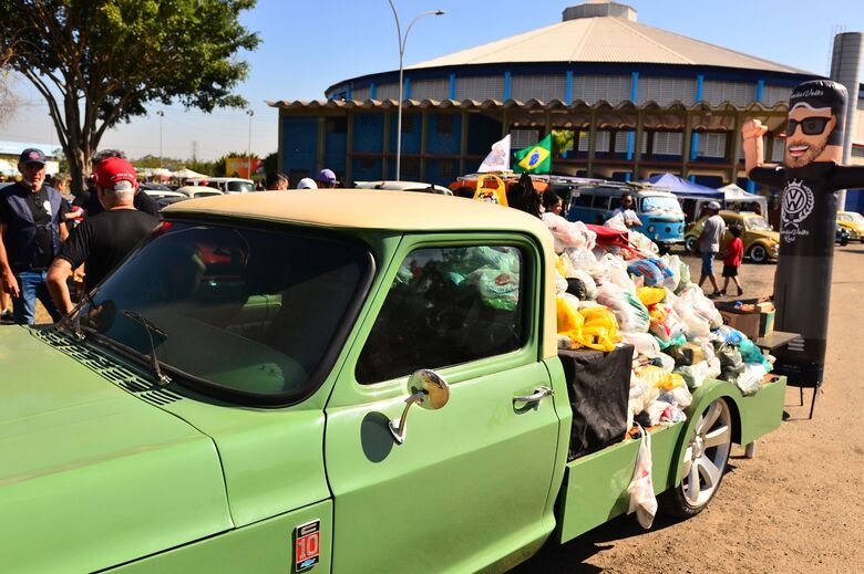Max Feffer recebe encontro de carros antigos