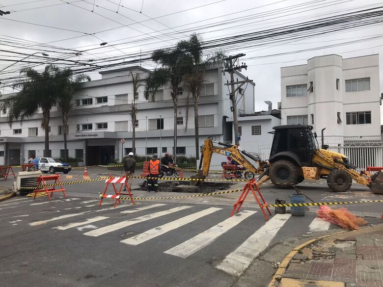 Obras da Sabesp afetam comércio na Armando Salles