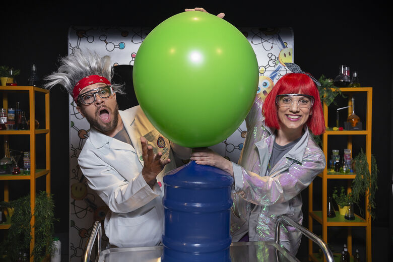 Peça é protagonizada pela dupla de cientistas malucos da Mad Science - empresa canadense líder mundial em entretenimento infantojuvenil, que está presente em 29 países e há mais de 20 anos leva entretenimento educativo às crianças