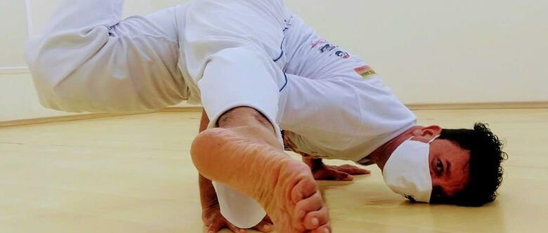 Mestre Amaro chegou em Suzano na década de 70 para estudar, diretamente de uma família de capoeiristas de Salvador, na Bahia