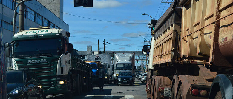 Cidades seguem com horário estipulado para carga e descarga de caminhões
