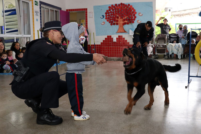 Canil faz apresentação em escola municipal do Cidade Boa Vista