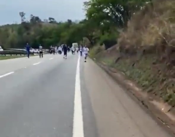 Confusão aconteceu em um trecho da Rodovia Fernão Dias, em Carmópolis de Minas