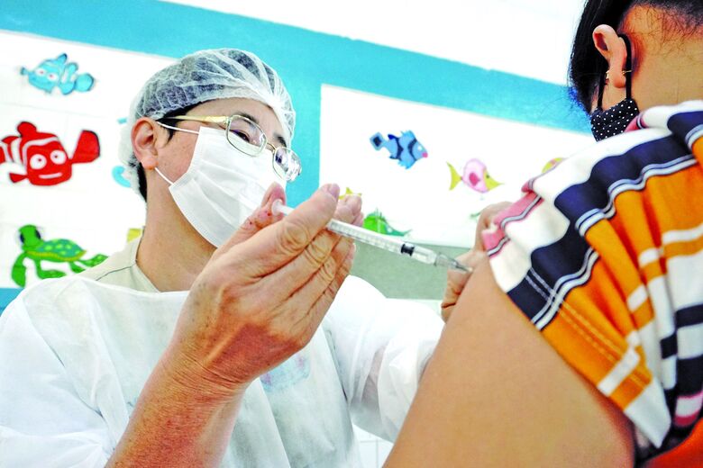 Suzano inicia 2ª dose de reforço no público de 18 anos ou mais