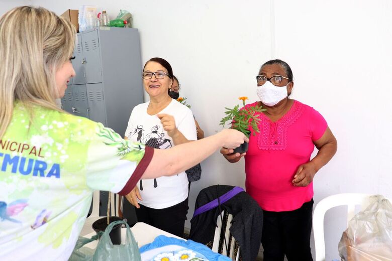 Viveiro entrega mudas em alusão ao Dia da Árvore