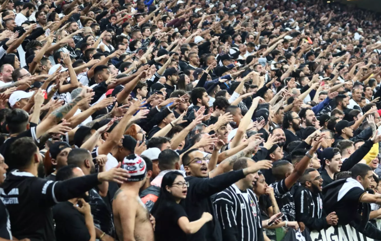 Torcida do Corinthians foi autorizada a participar, mas decisão do STJD suspendeu o jogo após confusão sobre presença ou não da torcida visitante
