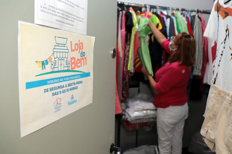 Fundo Social troca peças de roupa da Loja do Bem por panetones e chocotones
