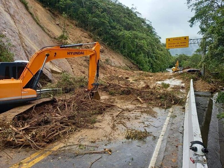 Mogi-Bertioga interditada após queda de barreira