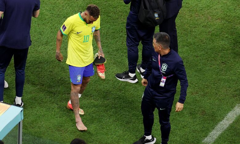 Neymar saiu mancando de campo por conta de entorse