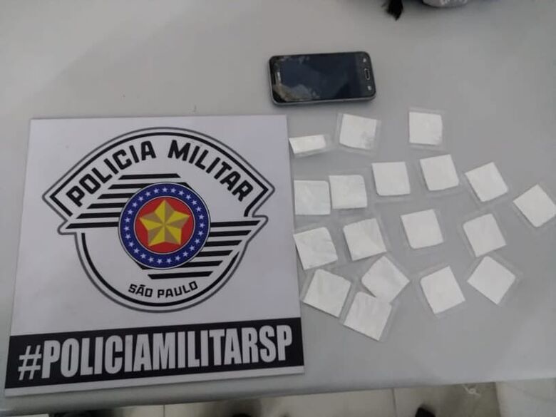 Polícia apreendeu drogas, dinheiro e um celular com o suspeito