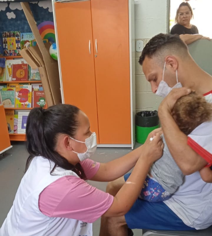 Saúde atualiza caderneta de vacinação das crianças das creches da rede municipal