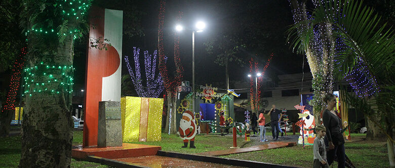 Suzano deu a largada oficial para as celebrações de Natal deste ano com o acender das luzes na Praça João Pessoa