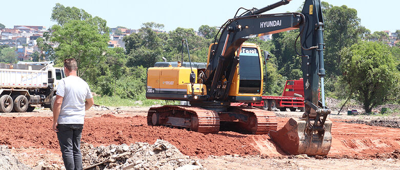 Obras de pavimentação são executadas na região norte de Suzano