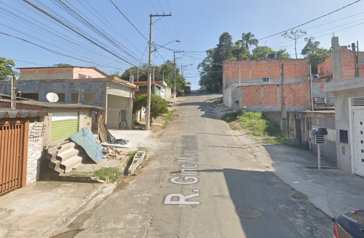 Rua Gino Marques da Cunha está com buracos que parecem 