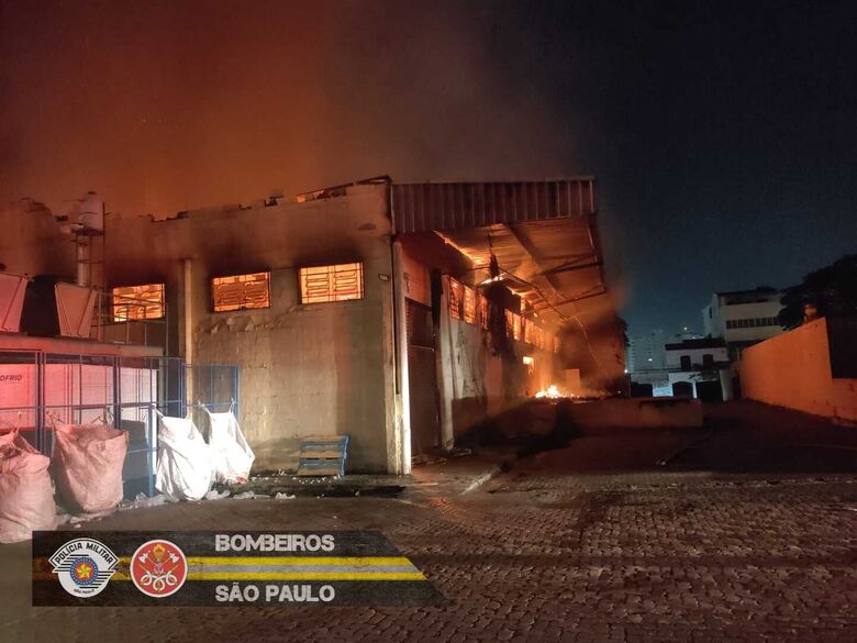 Incêndio atinge depósito do Semar no Centro de Suzano