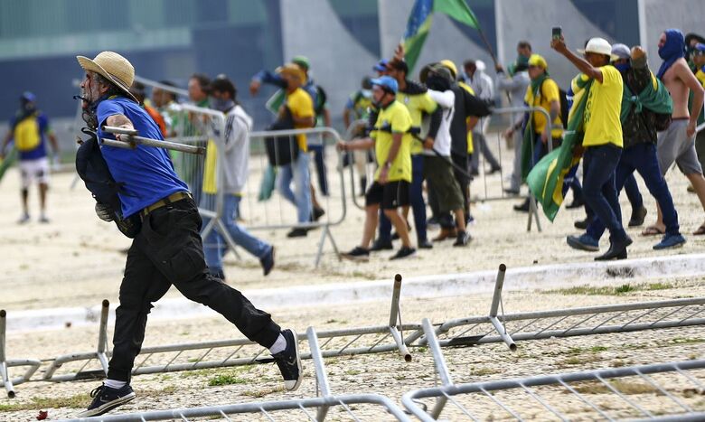 Planalto e STF têm vidros e móveis depredados após invasão de bolsonaristas
