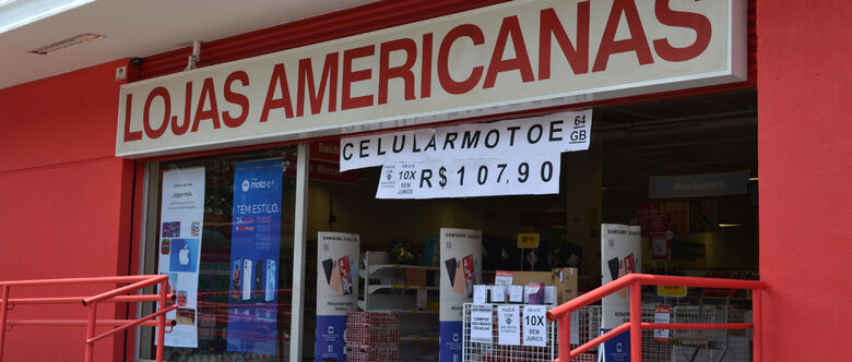 Consumidores buscam promoções na loja varejista Americanas após escândalo bilionário
