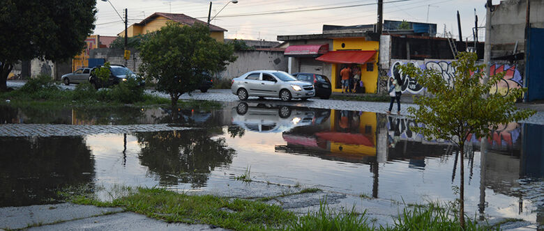 Chuvas castigam as cidades da região. Ruas ficaram alagadas. Problema ocorre há alguns anos, dizem moradores