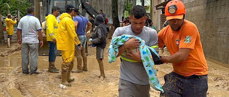 Diversas famílias do litoral perderam as casas e precisam de doações de alimentos e roupas