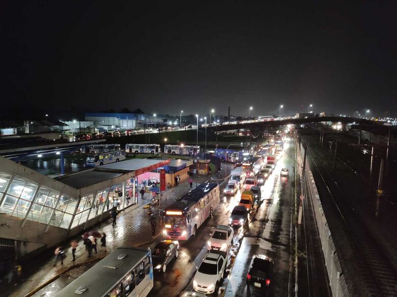 Avenida Jorge Bei Maluf, paralela a estação de trem