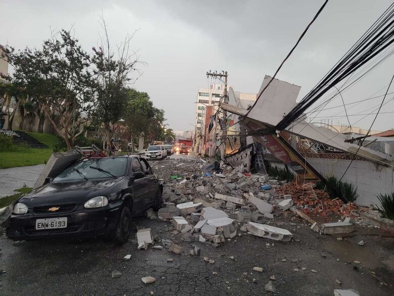 Muro cai em cima de carro na Rua Paraná 