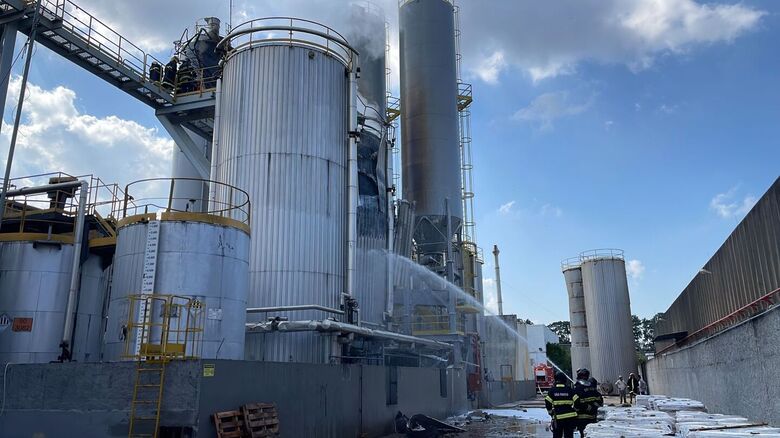 Corpo de Bombeiros tenta resfriar torre dentro de empresa em Suzano