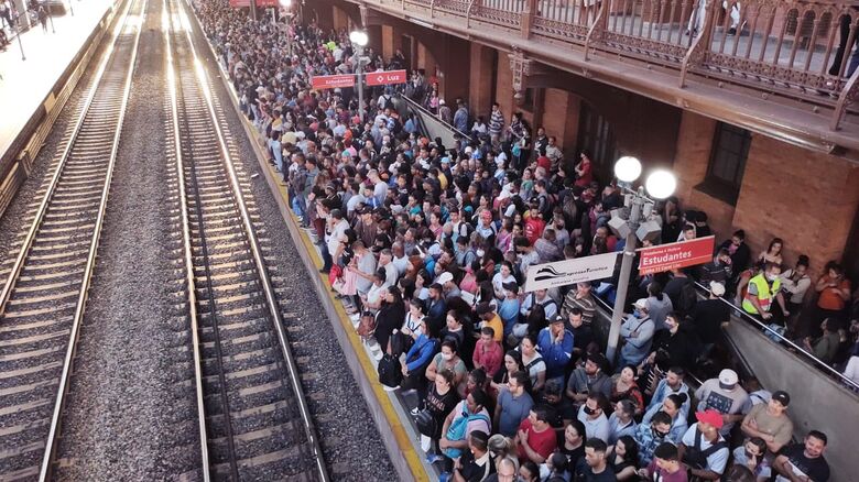 Linhas 11 e 12 travaram no fim da tarde desta quinta-feira; estação Luz está cheia, assim como outras do sistema