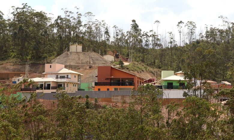 Sete anos e meio após tragédia, 4 famílias recebem casas em Mariana