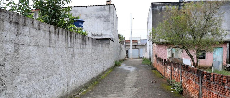 Postes foram implantados entre as ruas Isabel Castanheda Mayer e Ana Vagos Pereira