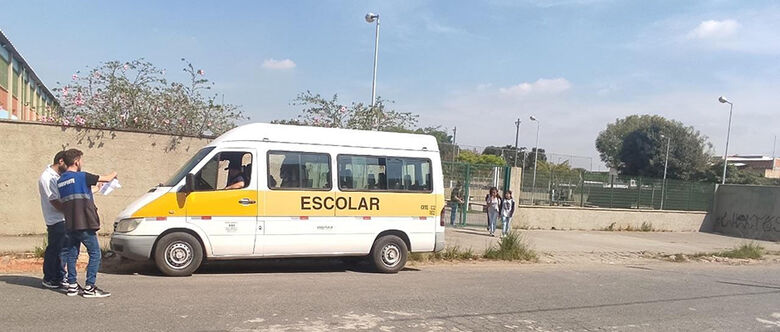 Secretaria de Transporte vistoria vans que circulam em Suzano