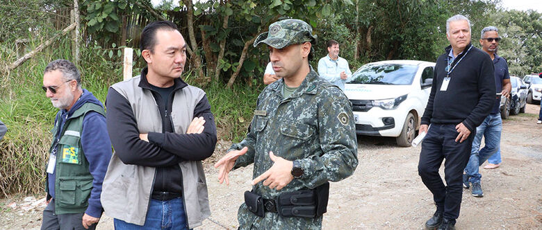 Fiscalização impede loteamento irregular e embarga 11 construções ilegais