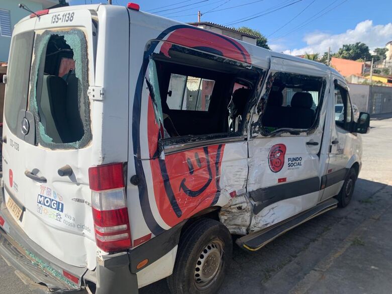 Van ficou amassada na lateral; ninguém ficou ferido
