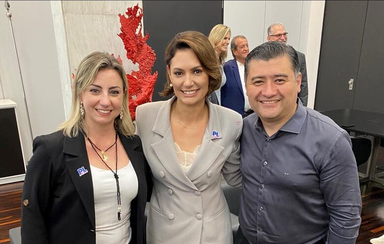 Prefeito e primeira-dama acompanharam evento realizado no sábado, em São Paulo. Ocorreu a posse da nova presidente 