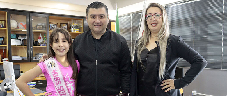 Ashiuchi recebe finalista de concurso de beleza mirim