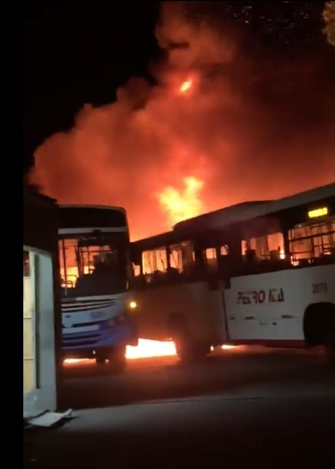 Incêndio atinge garagem de ônibus de duas empresas em Petrópolis (RJ)