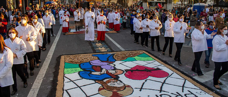 Confecção de tapetes é tradição para a data