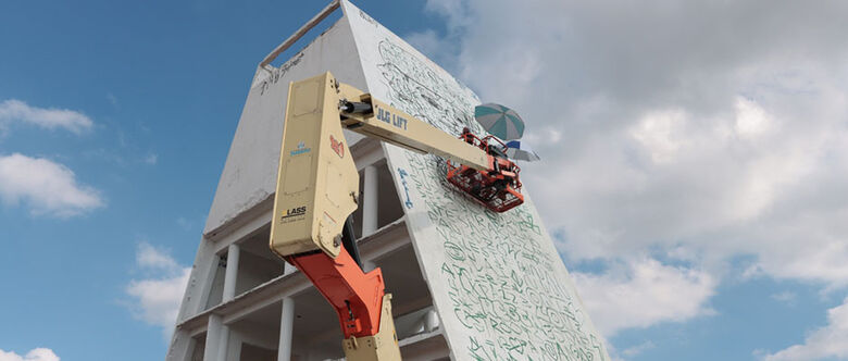 Pirâmide está recebendo grandes ilustrações em suas faces laterais por meio do projeto 