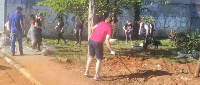 Ação retira 80 quilos de resíduos no Maria Helena