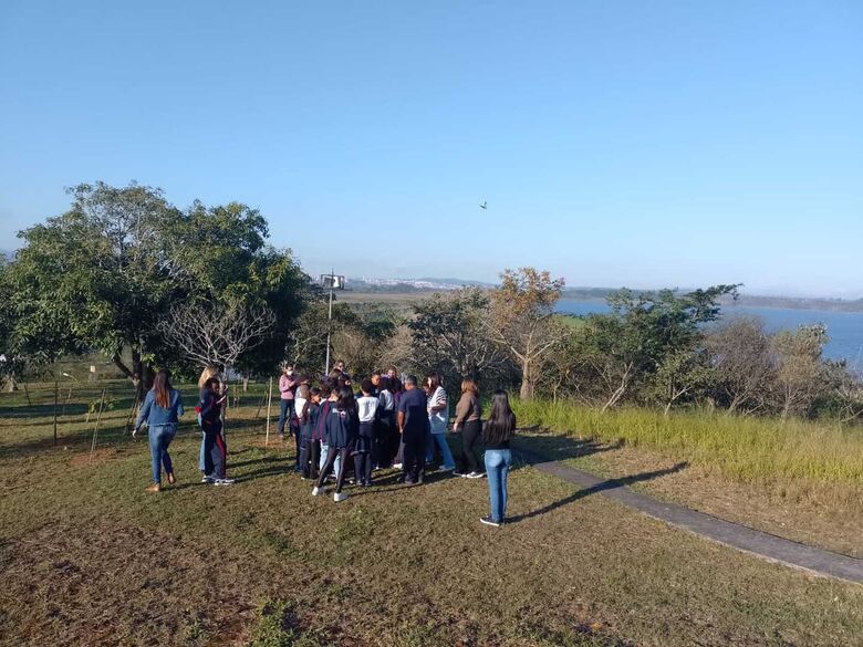 Alunos de escola do bairro Fazenda Aya visitam Estação de Tratamento de Água