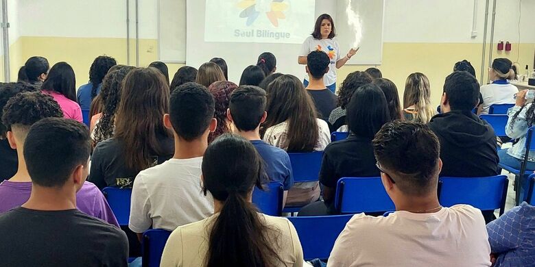 Soul Bilíngue seleciona jovens para programa de inglês que dá bolsa de estudos no exterior